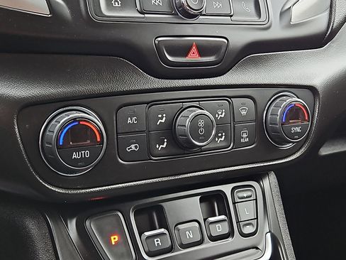 Used 2021 GMC Terrain SLE w/ Driver Convenience Package FWD image 15