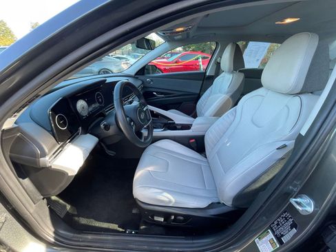 Used 2025 Hyundai Elantra Limited image 29