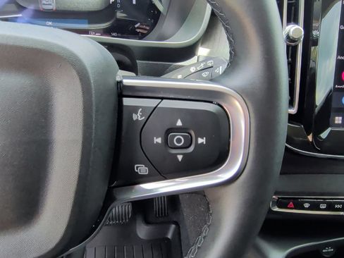 Used 2025 Volvo XC40 B5 Plus AWD/4WD image 18