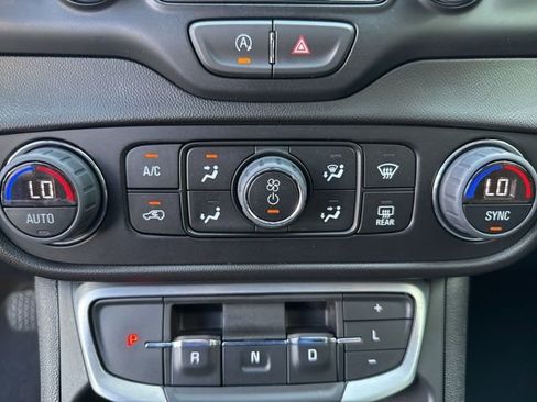 Used 2024 GMC Terrain SLT image 20