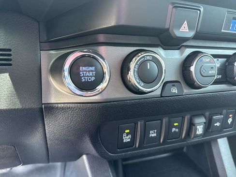 Used 2022 Toyota Tacoma TRD Off-Road w/ Technology Package AWD/4WD image 21