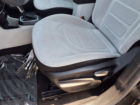 Used 2019 Jeep Renegade Latitude FWD image 23