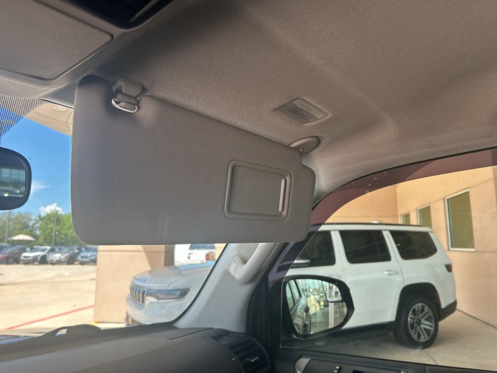 Used 2015 Toyota 4Runner SR5 AWD/4WD image 28