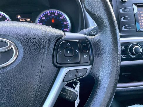 Used 2018 Toyota Highlander LE image 23