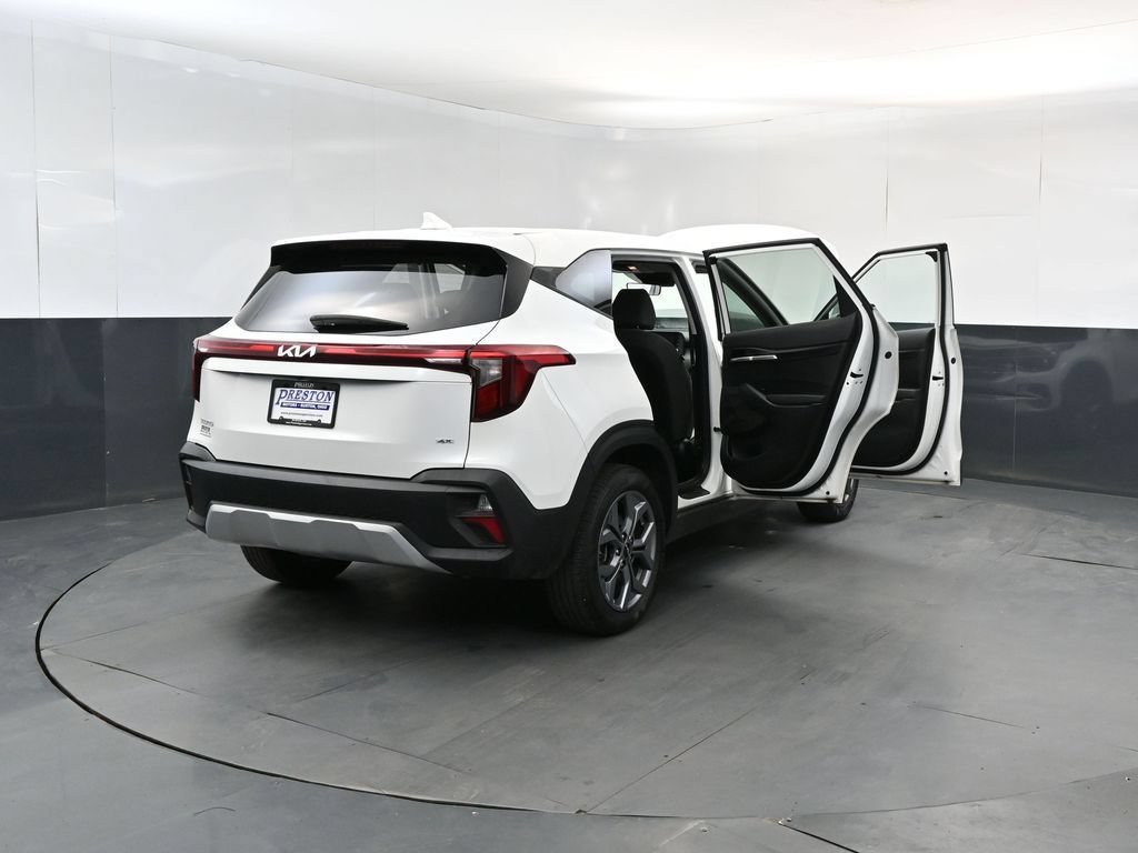 Used 2025 Kia Seltos LX AWD/4WD image 29