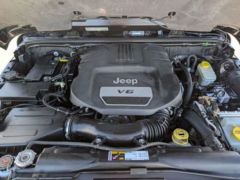 Used 2014 Jeep Wrangler Unlimited Rubicon w/ Connectivity Group AWD/4WD image 20