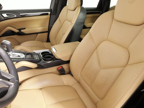 Used 2017 Porsche Cayenne image 31