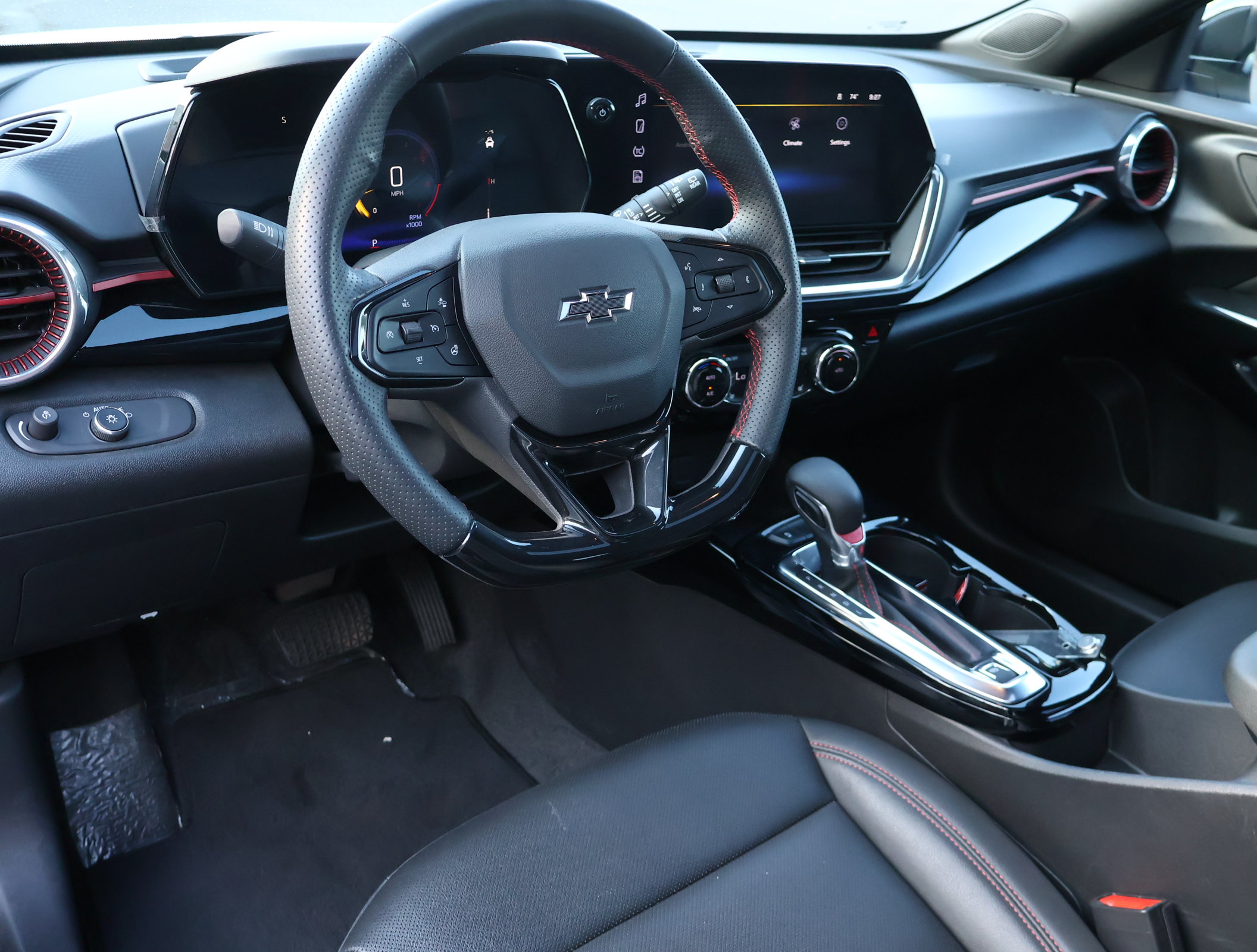Used 2025 Chevrolet Trax RS w/ Sunroof Package FWD image 3