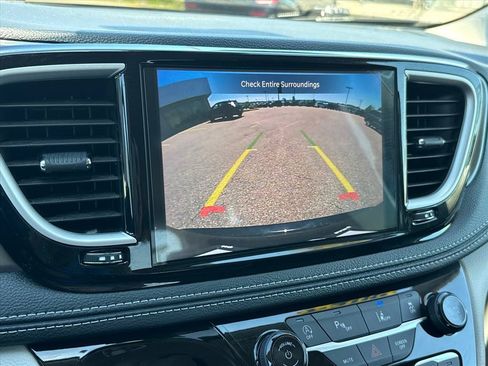 Used 2024 Chrysler Pacifica Touring-L AWD/4WD image 25