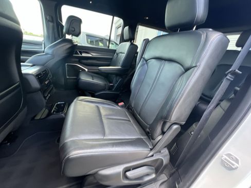 Used 2024 Jeep Wagoneer Series III AWD/4WD image 32