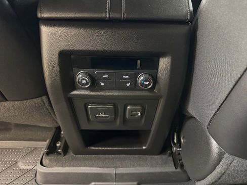 Used 2023 Chevrolet Traverse High Country AWD/4WD image 22