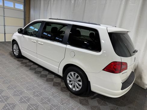 Used 2012 Volkswagen Routan SE image 4
