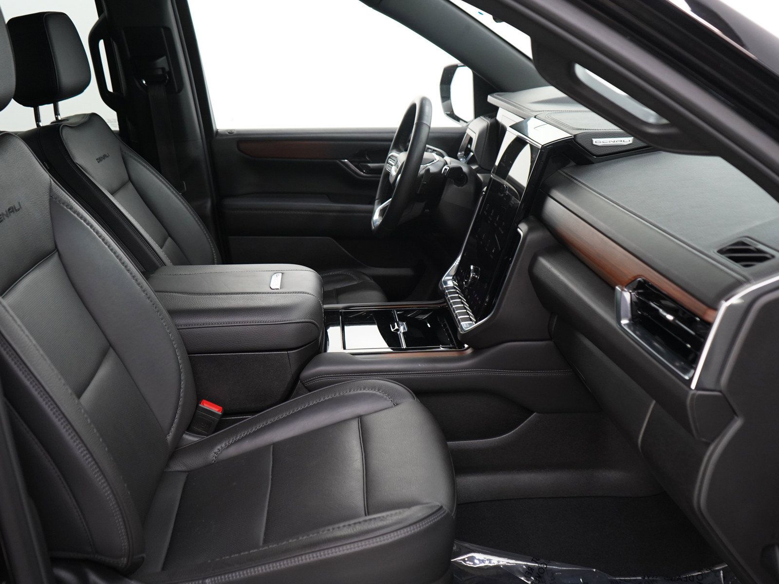 Used 2025 GMC Yukon Denali AWD/4WD image 13