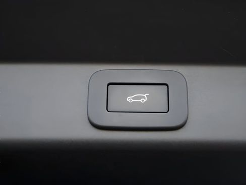 Used 2025 Land Rover Range Rover Sport SE AWD/4WD image 17
