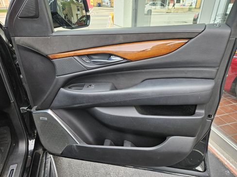 Used 2017 Cadillac Escalade ESV 4WD image 30