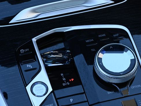 Certified 2025 BMW X7 xDrive40i w/ Executive Package image 21