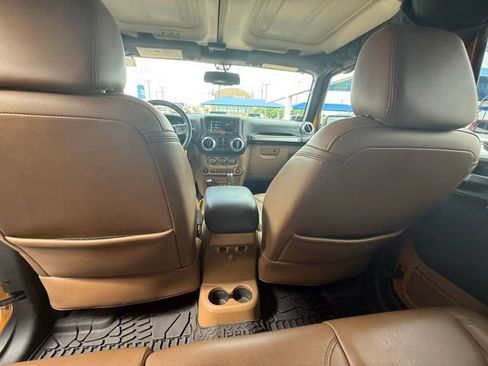 Used 2014 Jeep Wrangler Unlimited Sahara w/ Connectivity Group AWD/4WD image 14