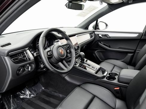 Certified 2023 Porsche Macan Turbo image 4