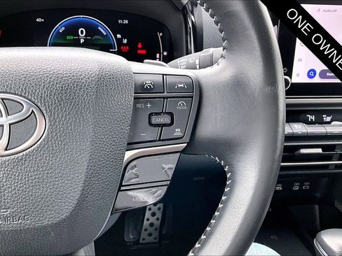 Used 2025 Toyota Camry SE image 12