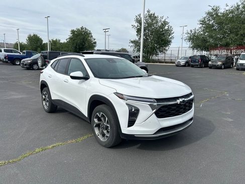 Used 2025 Chevrolet Trax LT w/ Driver Confidence Package FWD image 2