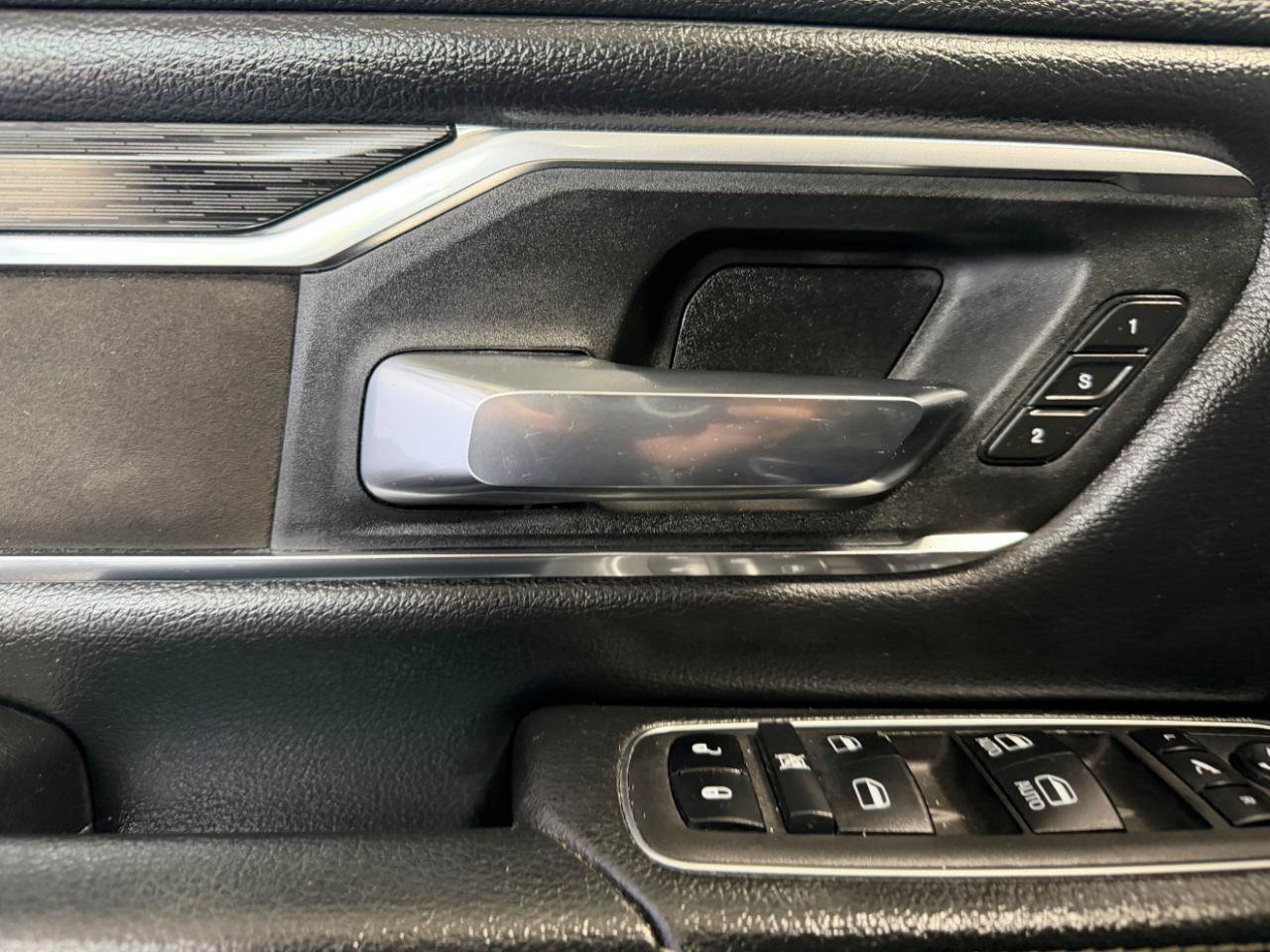 Used 2024 RAM 1500 Laramie AWD/4WD image 13