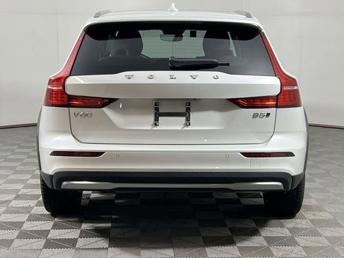 Certified 2025 Volvo V60 B5 Cross Country Plus image 9