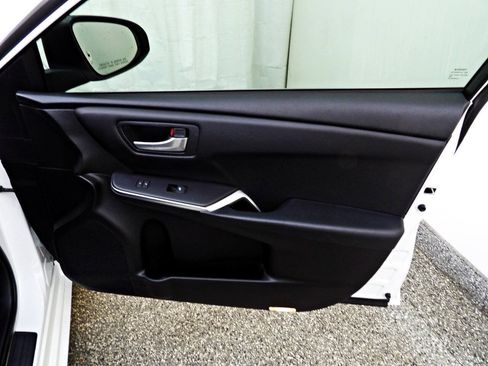 Used 2016 Toyota Camry SE FWD image 11