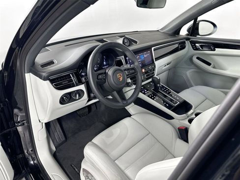 Certified 2024 Porsche Macan AWD/4WD image 4