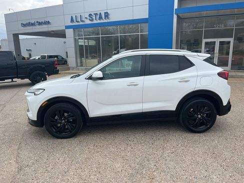 Used 2024 Buick Encore GX Sport Touring image 3