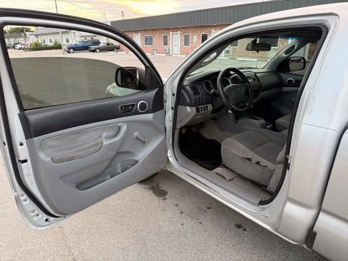Used 2010 Toyota Tacoma 2WD Regular Cab image 9