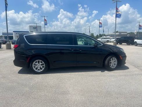 Used 2023 Chrysler Pacifica Touring-L FWD image 9