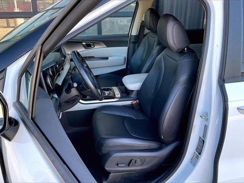 Certified 2024 Kia Carnival LX image 23