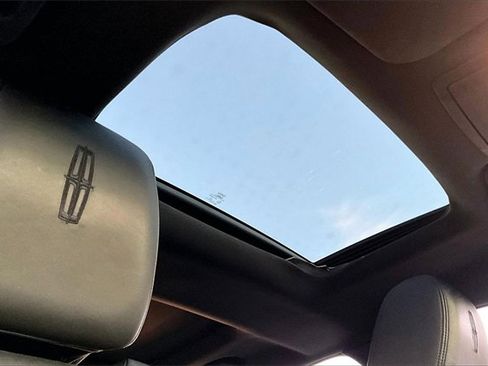 Used 2009 Lincoln MKS image 27