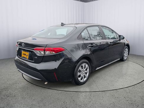 Used 2022 Toyota Corolla LE image 3