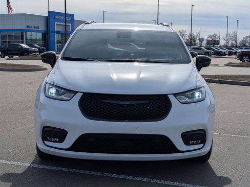 Used 2024 Chrysler Pacifica Touring-L w/ S Appearance Package image 10