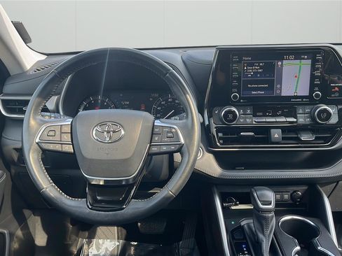 Used 2021 Toyota Highlander XLE image 9