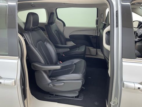 Used 2024 Chrysler Pacifica Select image 14