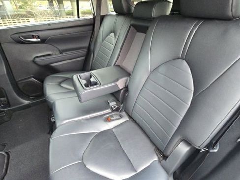 Certified 2024 Toyota Highlander XLE image 15