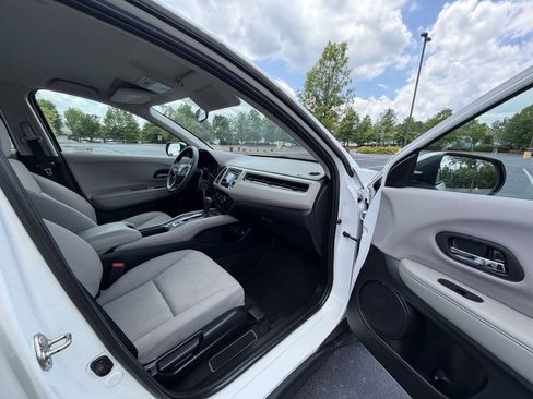 Used 2018 Honda HR-V LX image 19