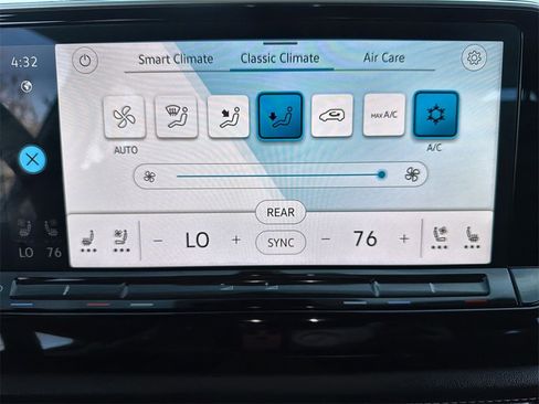 Used 2024 Volkswagen Atlas SE w/ Black Wheel Package image 17