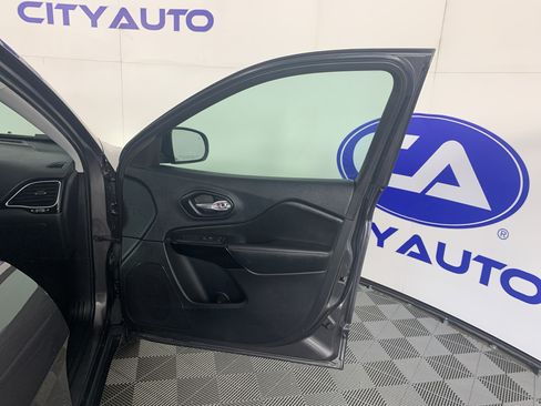 Used 2019 Jeep Cherokee Latitude Plus AWD/4WD image 38