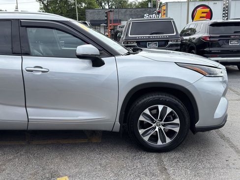 Used 2021 Toyota Highlander XLE AWD/4WD image 12