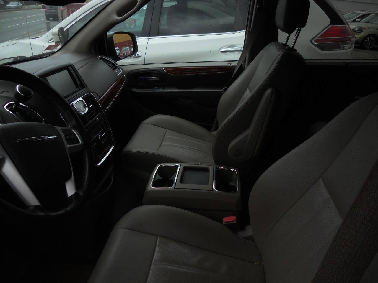 Used 2015 Chrysler Town & Country Touring-L w/ Driver Convenience Group FWD image 4