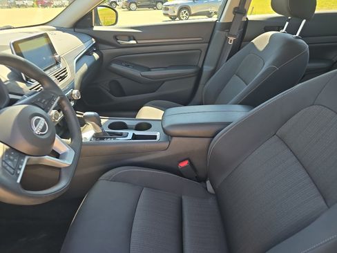 Used 2025 Nissan Altima 2.5 SV FWD image 19