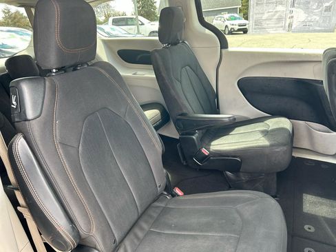 Used 2017 Chrysler Pacifica Touring image 26