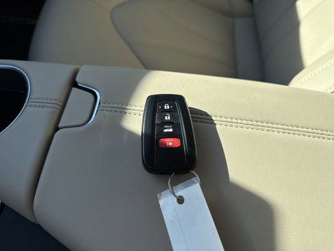 Used 2021 Toyota Avalon XLE image 33