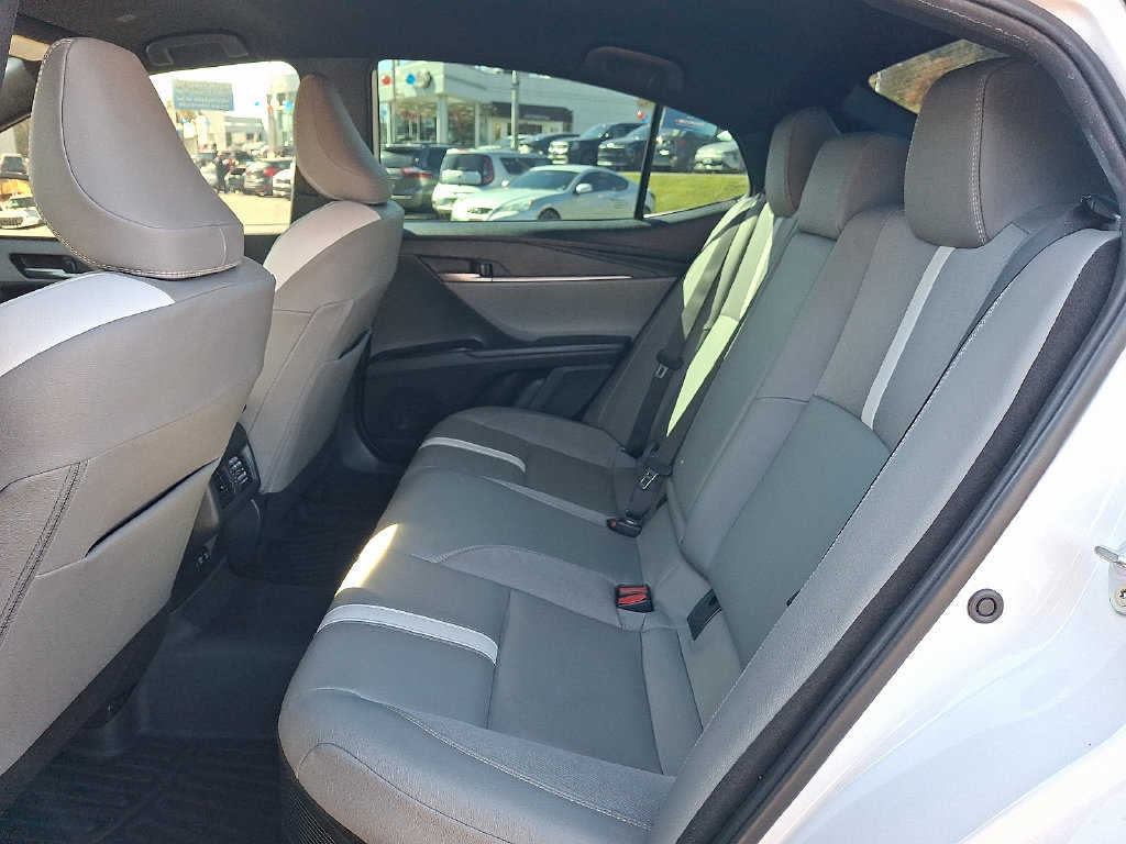 Used 2025 Toyota Camry SE FWD image 11