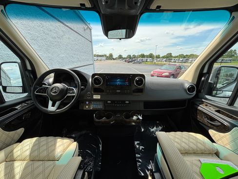 Used 2020 Mercedes-Benz Sprinter 3500 image 25