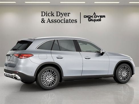 Used 2025 Mercedes-Benz GLC 300 4MATIC image 8