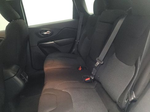 Used 2019 Jeep Cherokee Latitude w/ Popular Appearance Group image 18